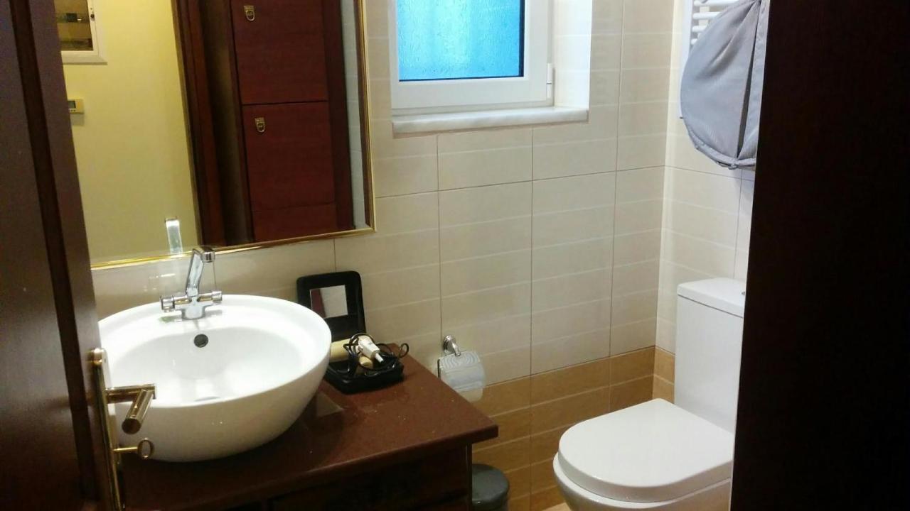 Lovely 2-Bedroom Apartment At Greek Riviera Vári Exterior foto