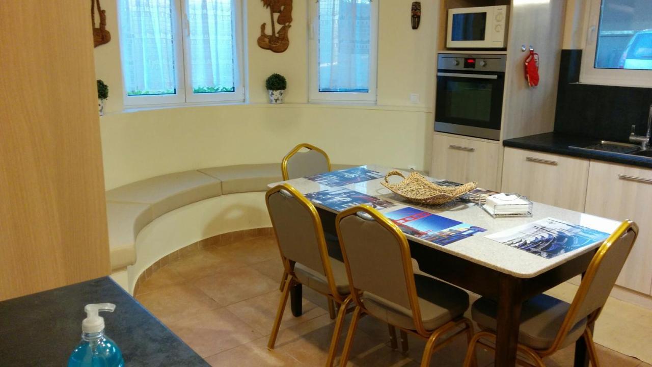 Lovely 2-Bedroom Apartment At Greek Riviera Vári Exterior foto